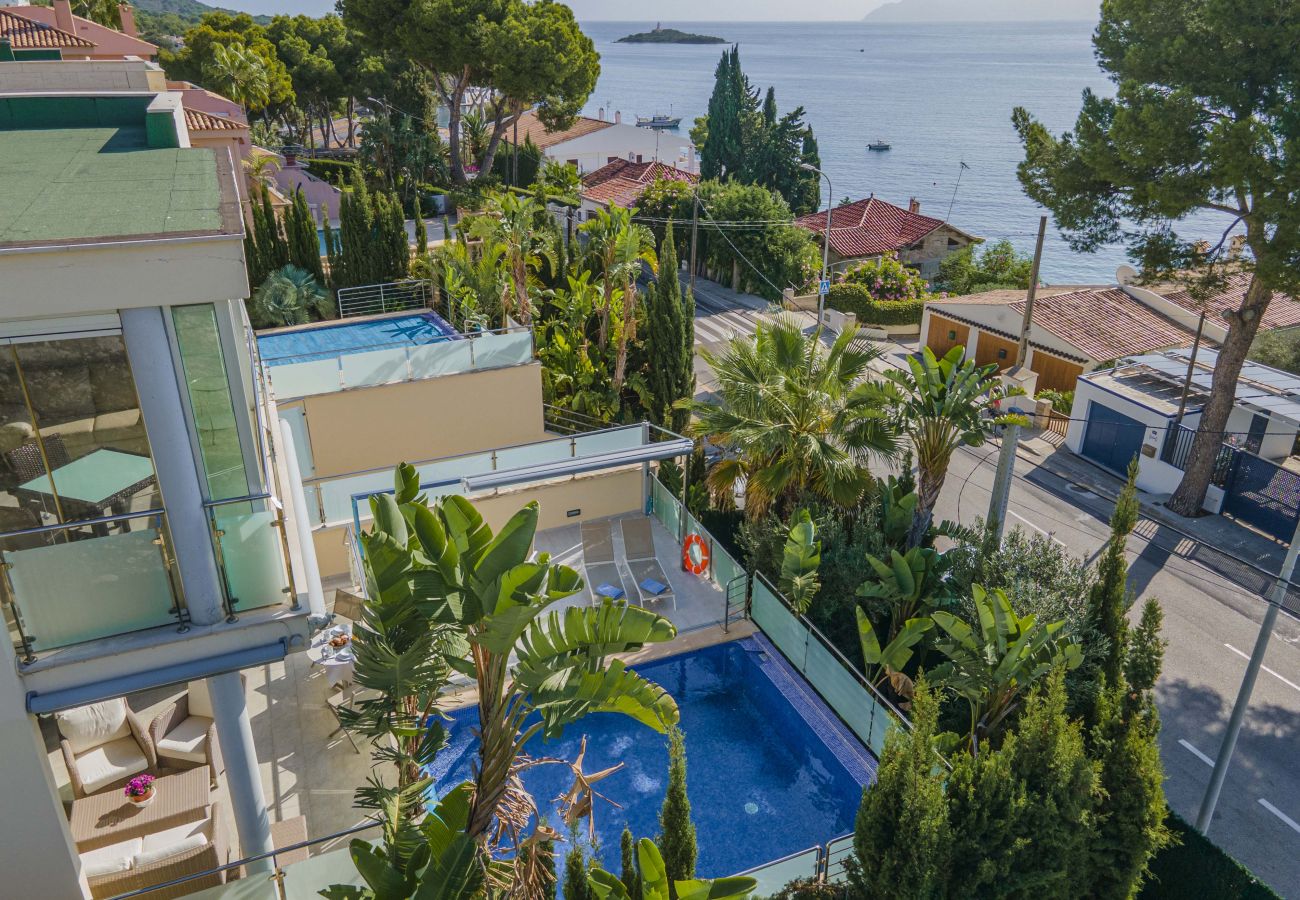 Alcanada 1 pour 8 avec piscine à 70m de la mer Alcanada 1 pour 8 avec piscine à 70m de la mer